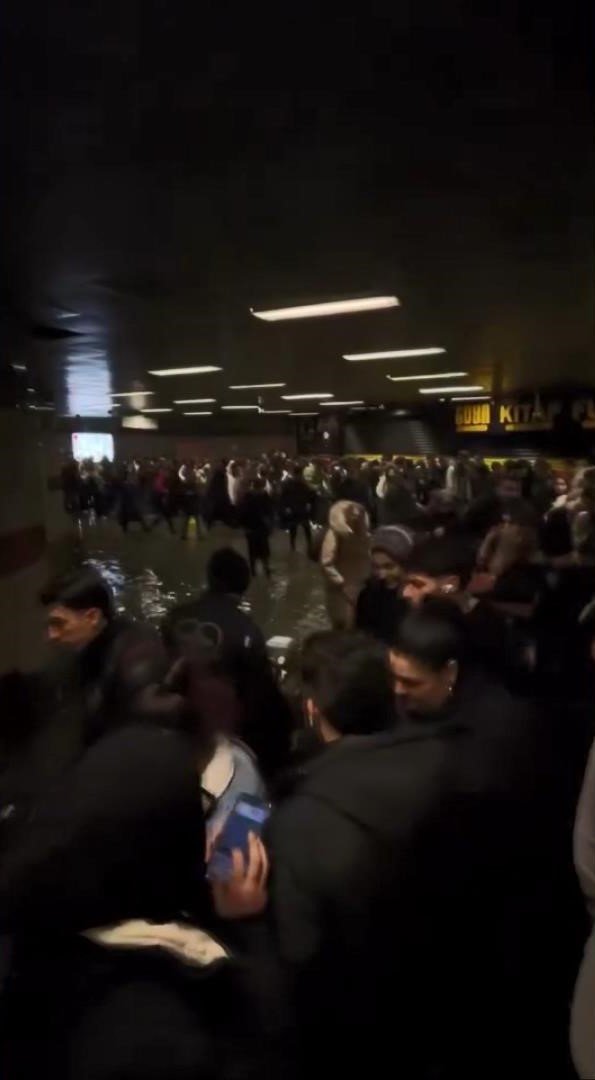 Mecidiyeköy metro alt geçidini su bastı; vatandaşlar yürümekte zorlandı
