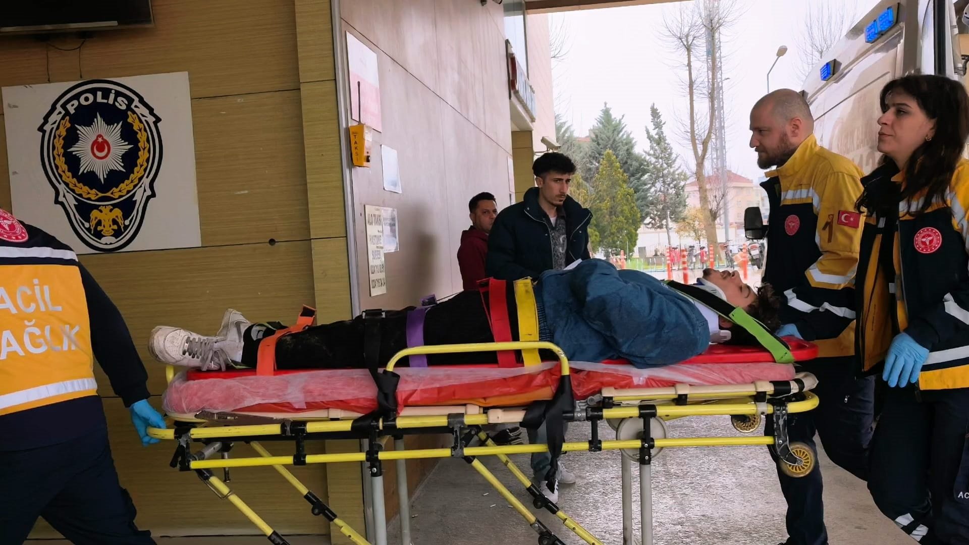 Otomobille çarpışan motosikletin sürücüsü yaralandı; kaza kamerada