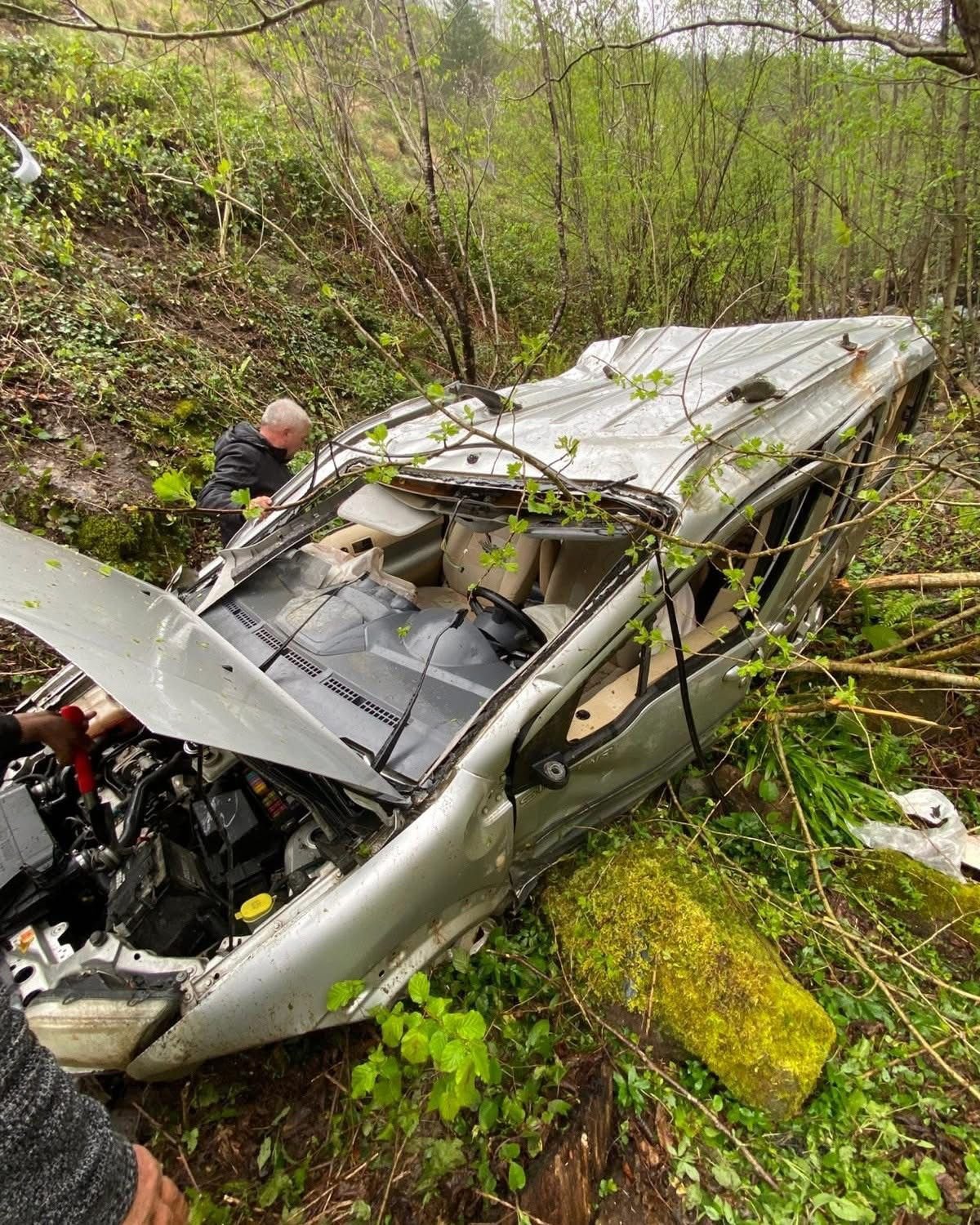 Uçuruma yuvarlanan aracın sürücüsü ile onu kurtarırken fenalaşan görevli, hastaneye kaldırıldı