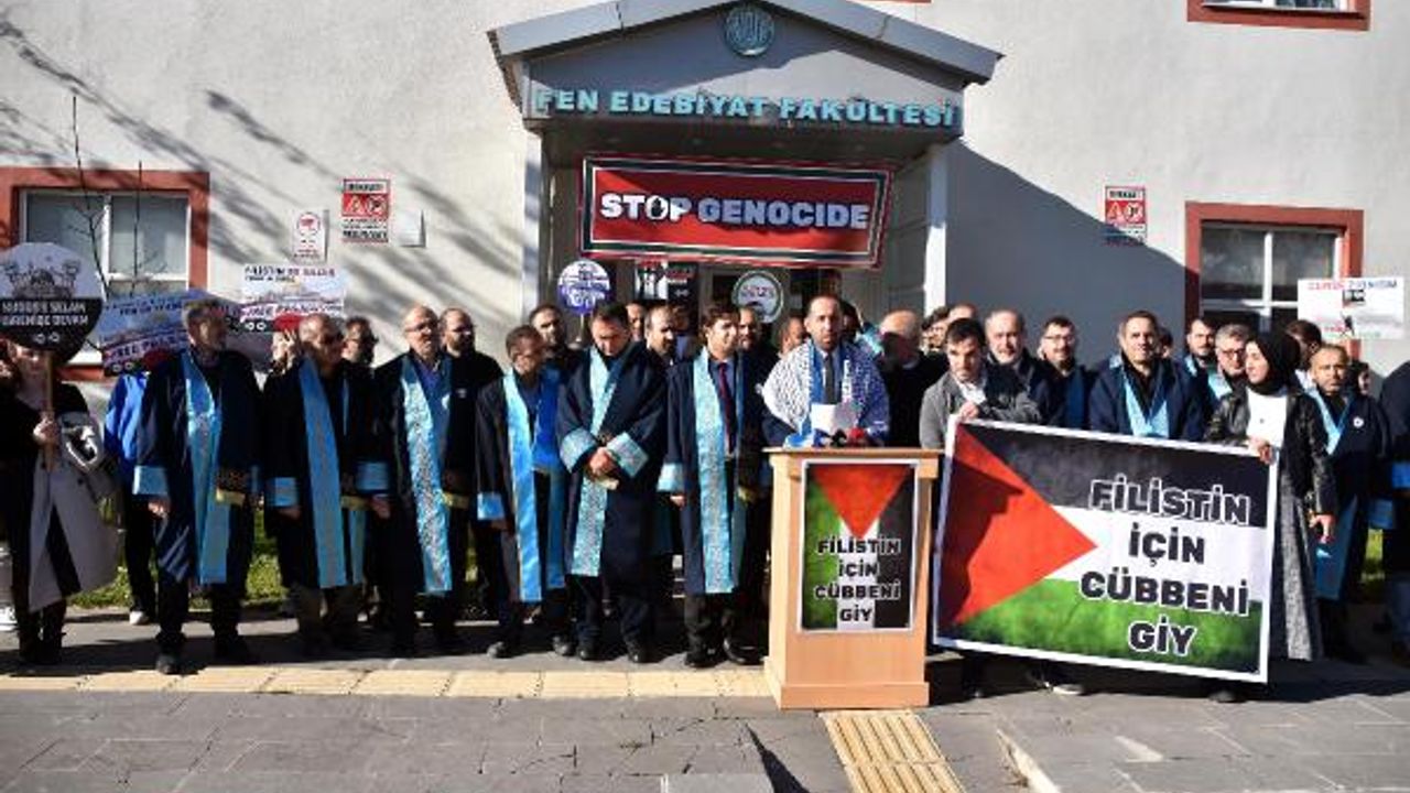 Bitlis'te akademisyenler Gazze için cübbelerini giydi