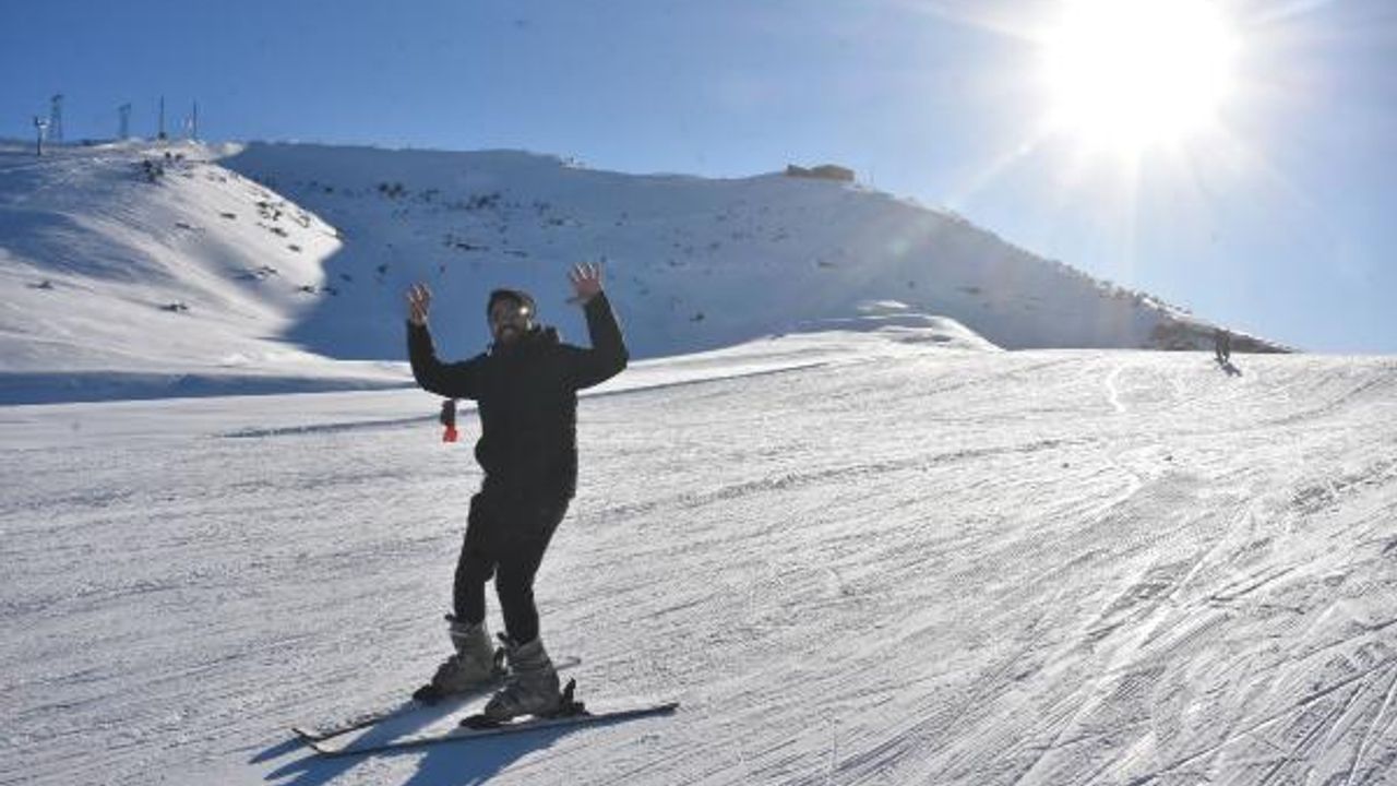 Bitlis'te kayak sezonu açıldı, sporcular pisti doldurdu