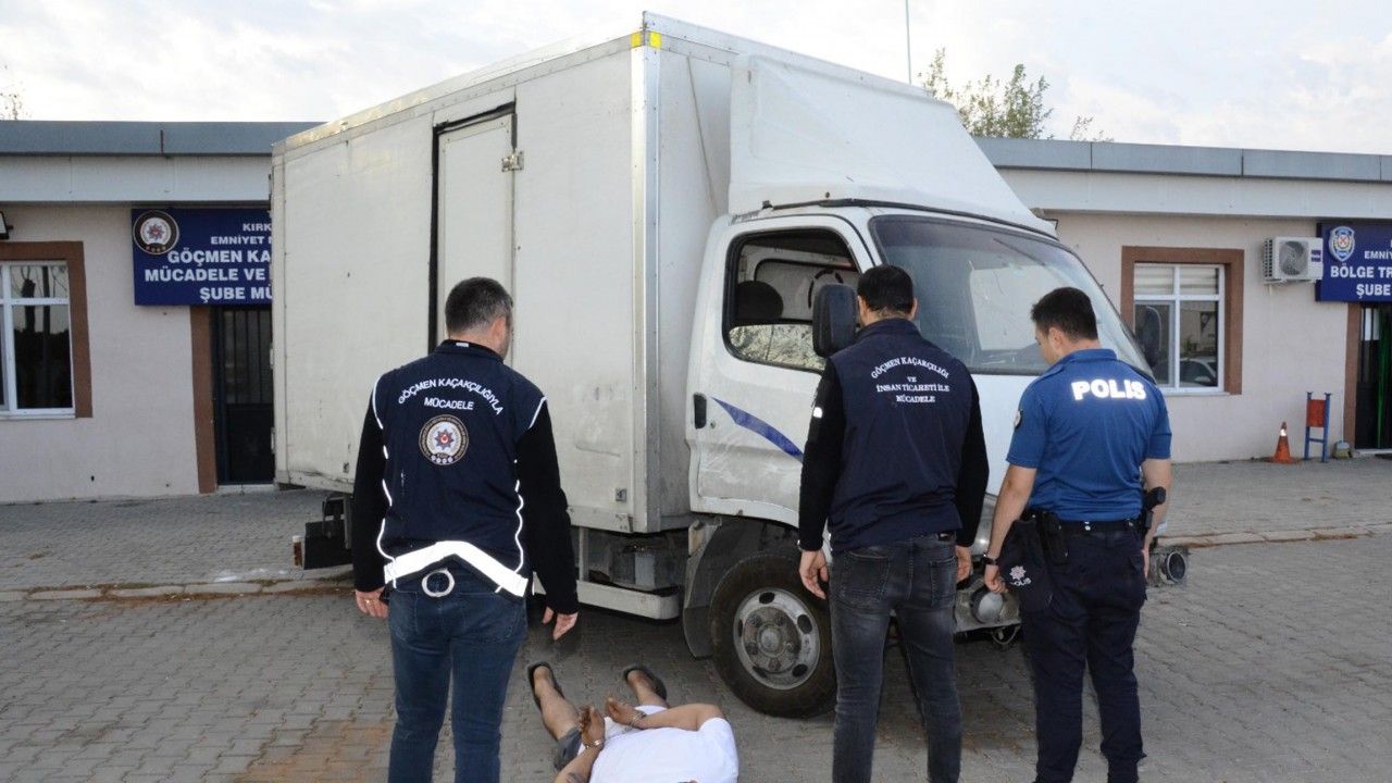 Kırklareli’de polisten kaçan kamyonette 32 kaçak göçmen yakalandı
