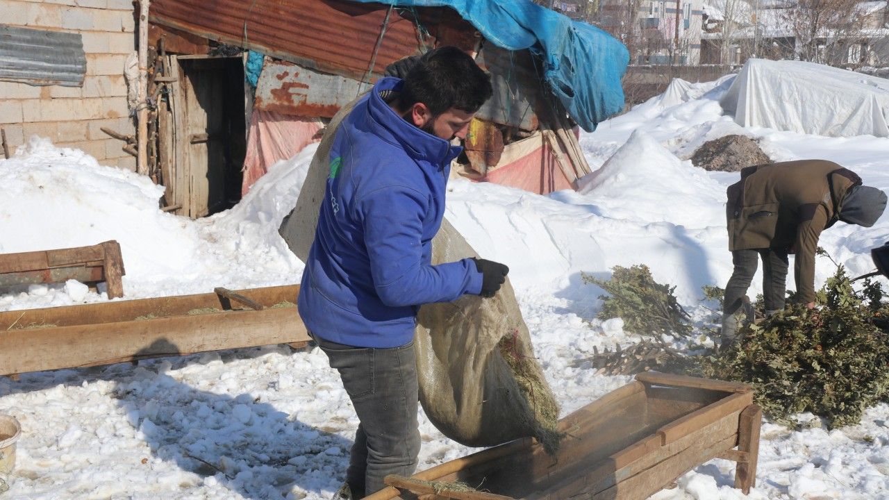 Bitlis'te besicilerin zorlu kış mesaisi