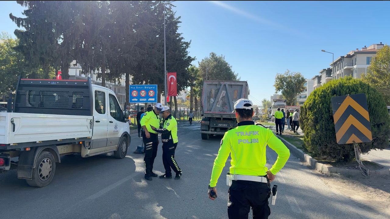 Adıyaman'da hafriyat TIR'ının dorsesindeki beton, yola döküldü
