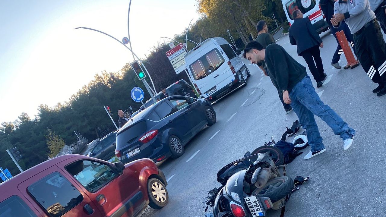 Ambulansın çarptığı üniversite öğrencisi, öldü