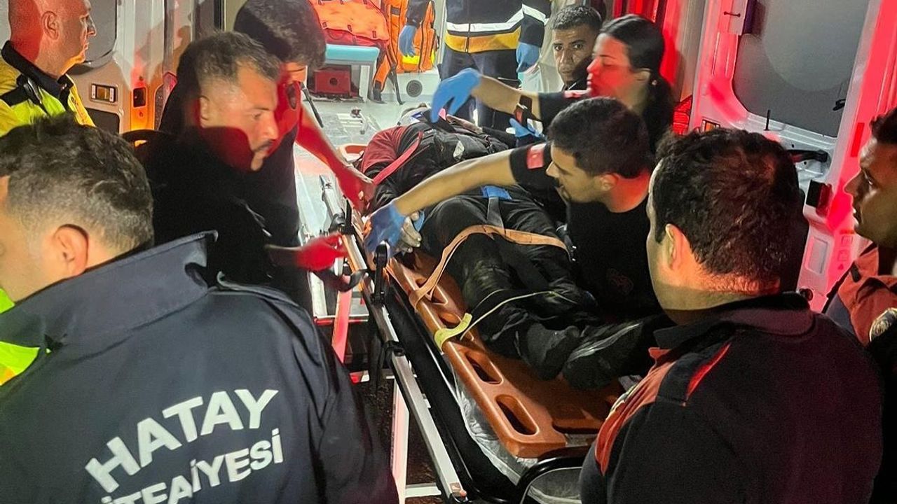 Asi Nehri'ne düşen motosikletliyi itfaiye erleri kurtardı