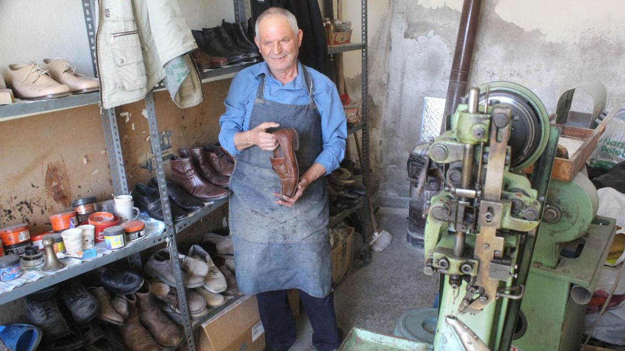 Babasından kalan 85 yıllık makine ile yarım asırdır ayakkabı tamir ediyor
