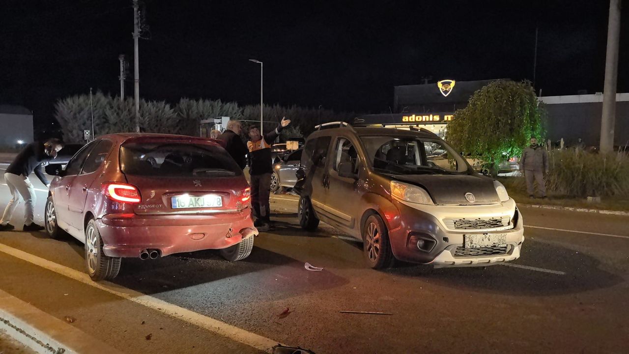 Bursa'da 3 aracın karıştığı zincirleme trafik kazası: 3 yaralı