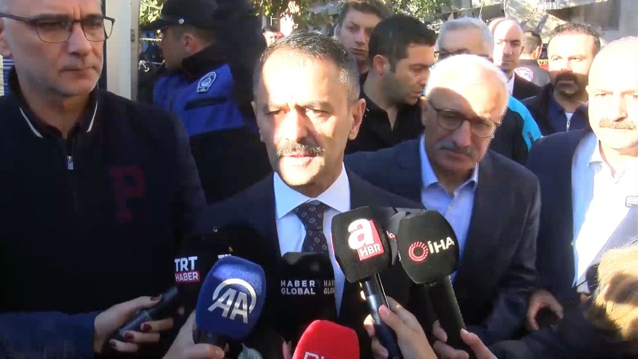 Gebze'de bina çöktü; 5 kişilik aileye ulaşılmaya çalışıyor