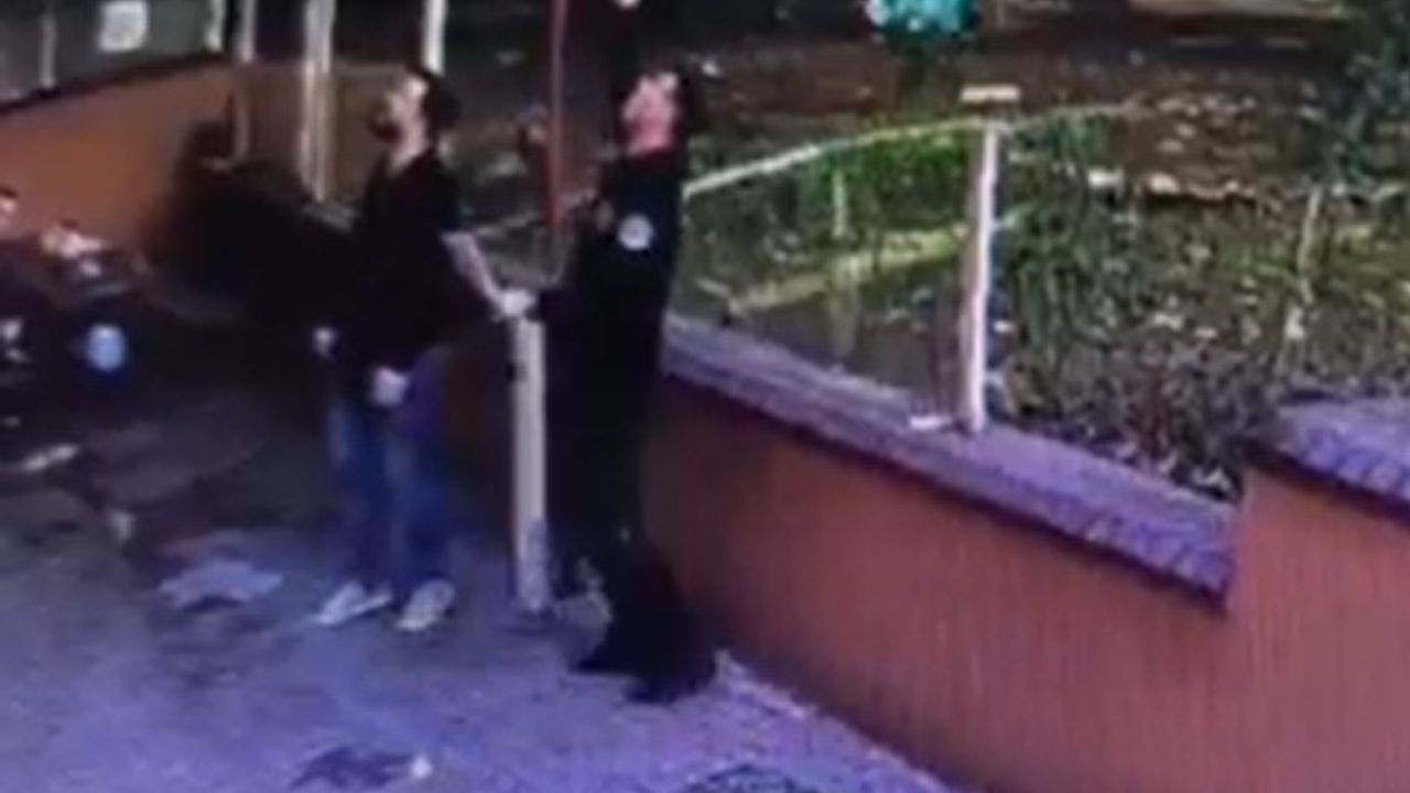 İtfaiyeci, AVM balkonundan atılan içi dolu pet şişeden son anda kurtuldu