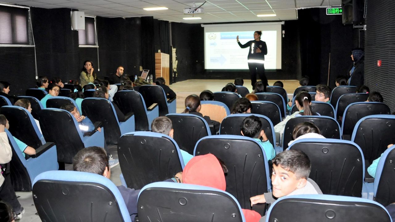 Kadın polislerden öğrencilere kişisel güvenlik ve çocuk hakları eğitimi