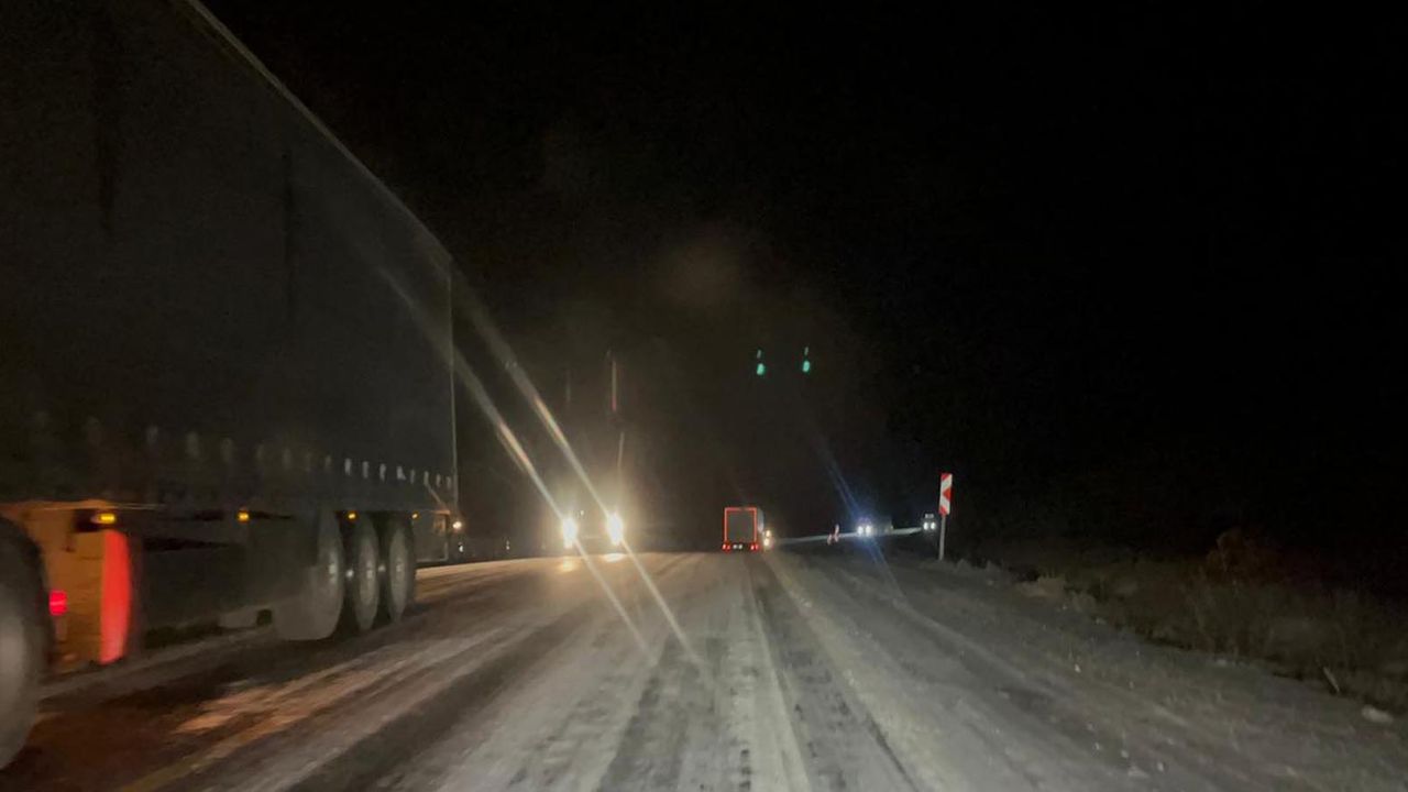 Kar ve buzlanma nedeniyle Ilgar Geçidi'nde TIR'lar mahsur kaldı