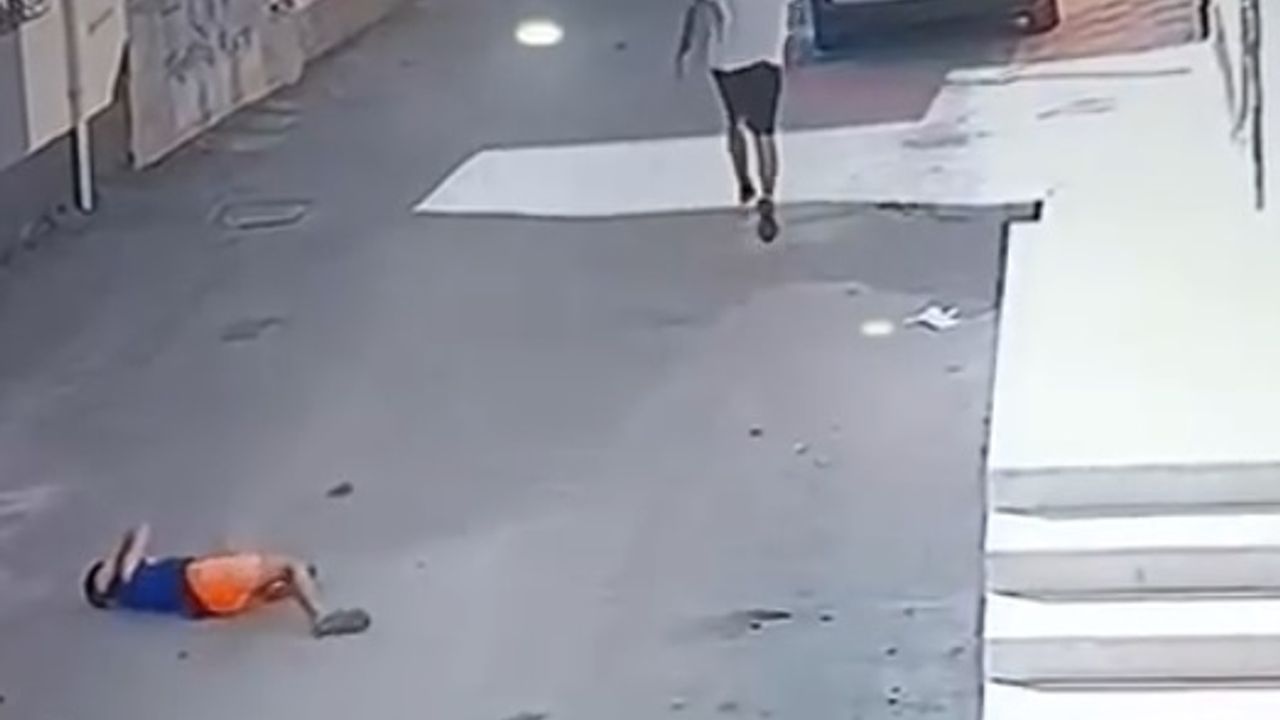 Kovaladığı çocuğu ayak bileğinden tutup yere fırlattı