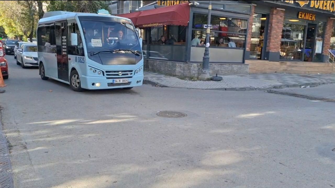Maltepe'de minibüsün çarptığı yaya yaralandı; Kaza kamerada
