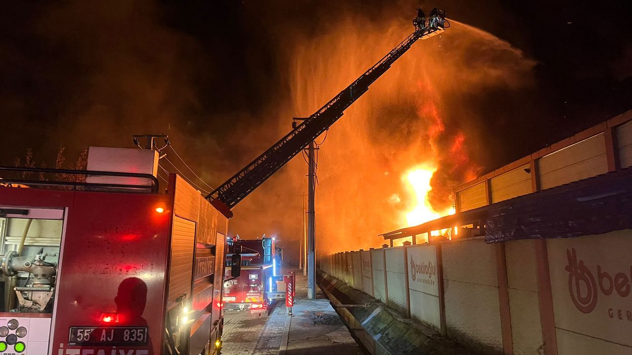 Samsun'da geri dönüşüm tesisindeki yangın 3,5 saatte kontrol altına alındı