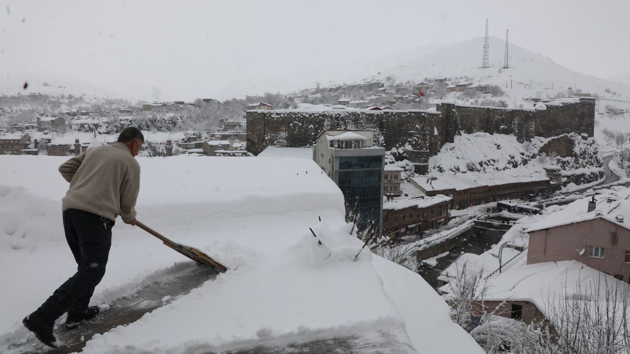 Bitlis'te 211 köy ve mezra yolu kapandı; kar kalınlığı 152 santimetreye ulaştı