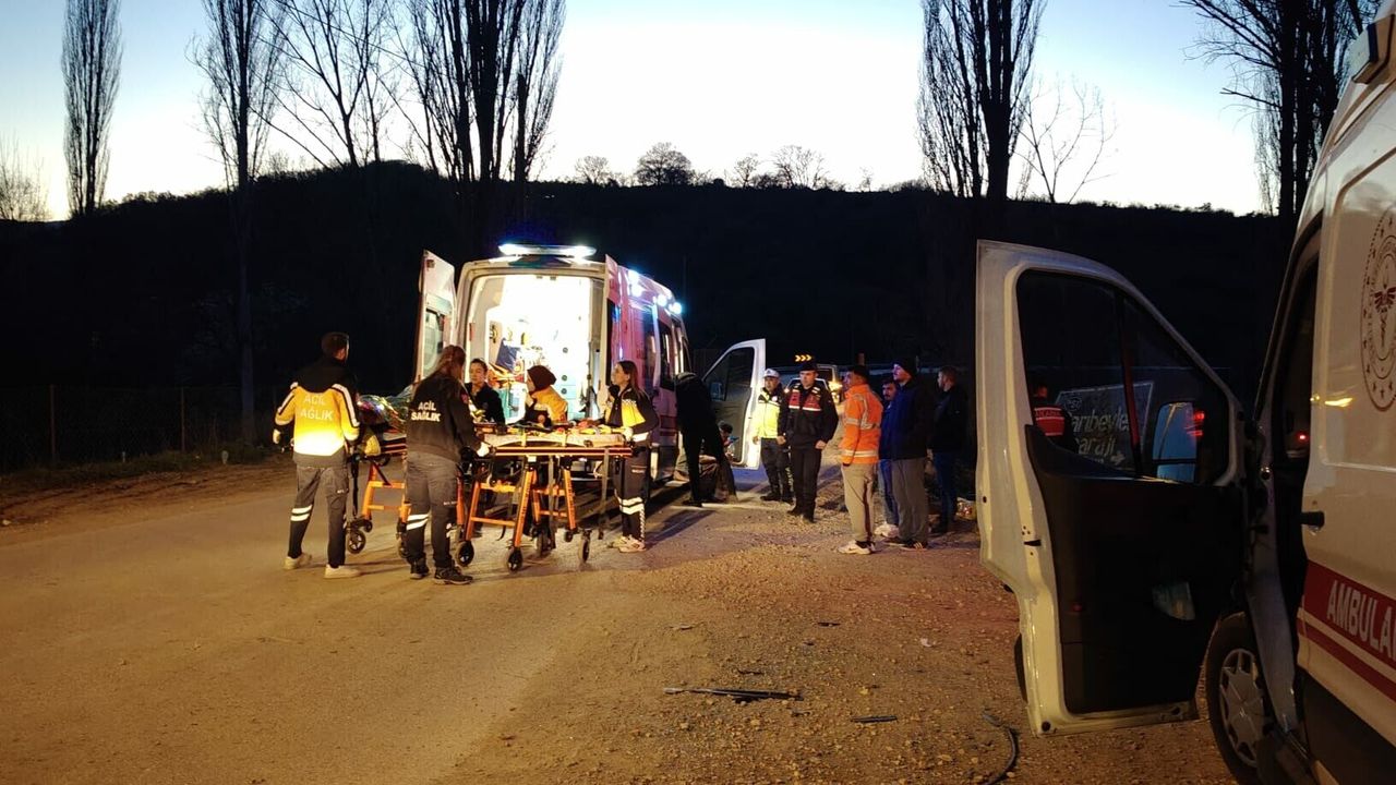 Balıkesir'de otomobil dere yatağına devrildi: 3'ü çocuk 5 yaralı