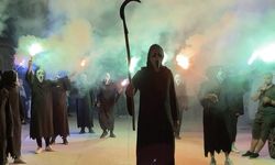 Yüzlerinde maske, ellerinde orakla damadı karşıladılar