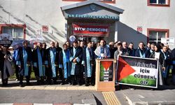 Bitlis'te akademisyenler Gazze için cübbelerini giydi
