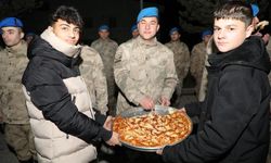 Erzincan’da Vali Aydoğdu ve gençlerden yılbaşı süprizi