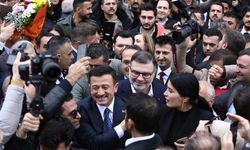 Hamza Dağ, Ak Parti İzmir BB adayı olarak havaalanında büyük bir coşkuyla karşılandı