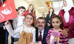 Milli Eğitim Bakanı Tekin, hastanedeki çocukların bayramını kutladı