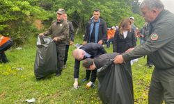 İstanbul Valisi Davut Gül, ormanda çocuklarla çöp topladı