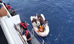 İzmir'de lastik botlarda 55 kaçak göçmen