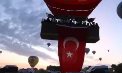 Kapadokya'da balonlar, 19 Mayıs'ta Türk bayraklarıyla havalandı