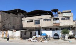 Gaziantep’te, yol kenarlarına atılan yüzlerce kurban derisi ve atık tepki topladı