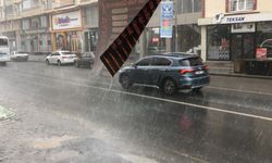 Kars'ta hortum bazı evlerin çatılarını uçurdu