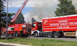 Kayseri sünger fabrikasındaki yangına müdahale ediliyor