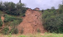 Rize'de heyelan; İki boş ev toprak altında kaldı