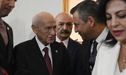 CHP Genel Başkanı Özel ve MHP lideri Bahçeli ayaküstü sohbette