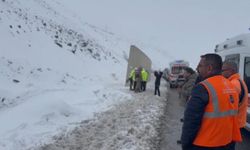 Erzincan'da yolcu otobüsü devrildi, çok sayıda yaralı var