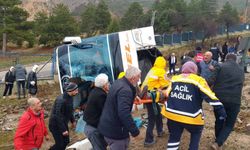 Isparta'da yolcu otobüsü devrildi; yaralılar yolcular var