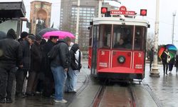 Taksim'de sağanak ve rüzgar etkisini hissettiriyor