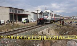 Denizli'de raylardan geçerken yolcu treni çarptı