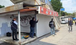 Avcılar'da kaçak büfeler 15 yıl sonra yıkıldı