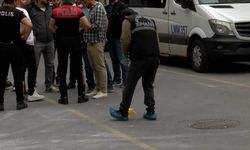 Küçükçekmece’de polise bıçak çekerek direnen şüpheli, bacağından vurularak etkisiz hale getirildi