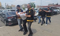 Park halindeki otomobillerden 450 bin lira ve 1000 avro çaldılar