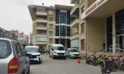 Eşini bıçakla öldürüp, başında bekledi