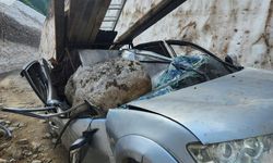 Yamaçtan kopan kaya parçasının üzerine düştüğü kamyonetteki 1 kişi öldü, 2 kişi yaralandı