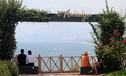 Antalya'da hissedilen sıcaklık 44 dereceyi bulunca sahiller doldu