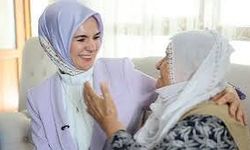 Bakan Göktaş, sosyal medya fenomeni 'Raife Babaanne'yi ziyaret etti