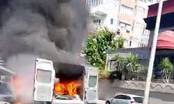 Avcılar D-100'de minibüs alev alev yandı
