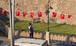 Çankırı Valisi Taşolar, rüzgardan ters dönen Türk bayraklarını düzelten Mert'e teşekkür etti
