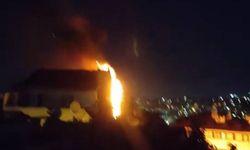 Fatih'te 3 katlı binanın çatısında çıkan yangın söndürüldü