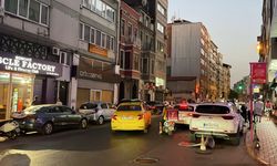 Şişli'de ara sokaktan çıkan otomobil motosiklete çarptı