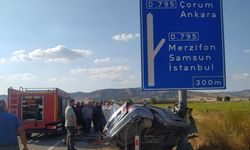Yön levhasının direğine çarpan otomobil askıda kaldı; 4 yaralı